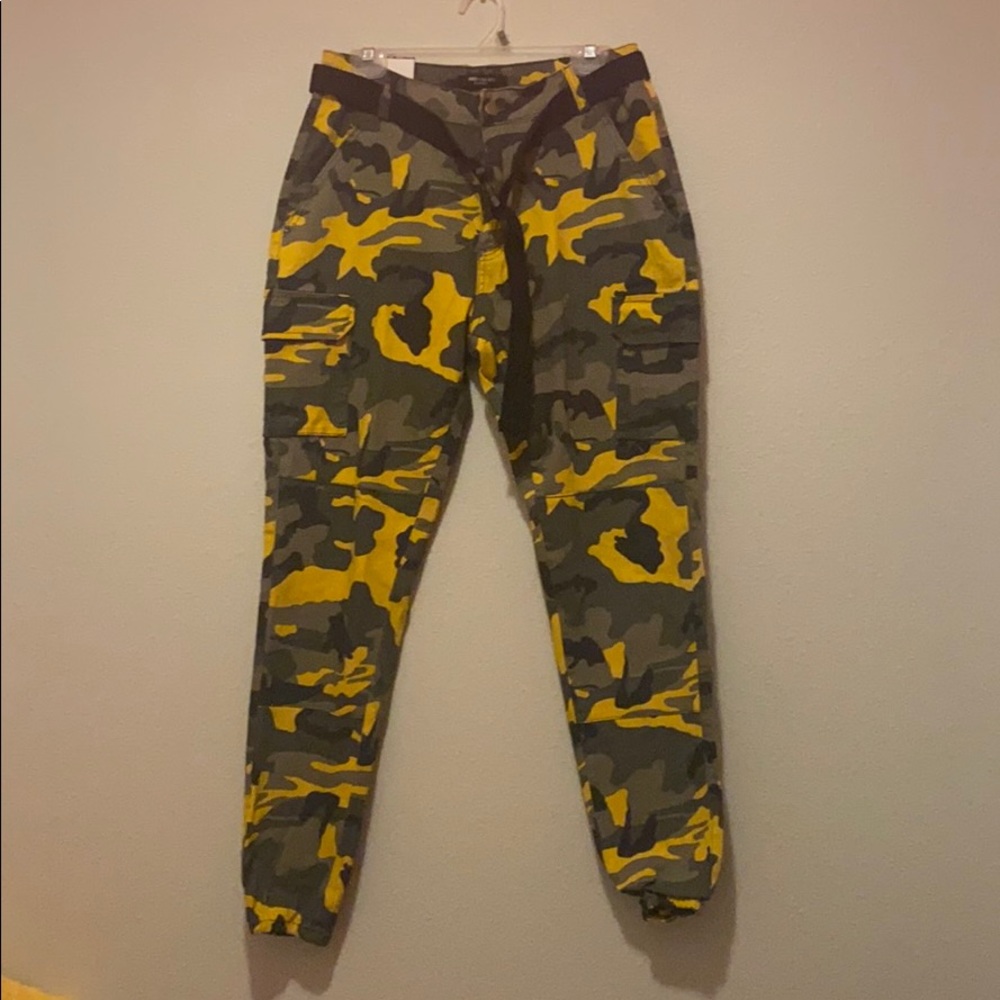 !NEVER WORN! camo cargo pants